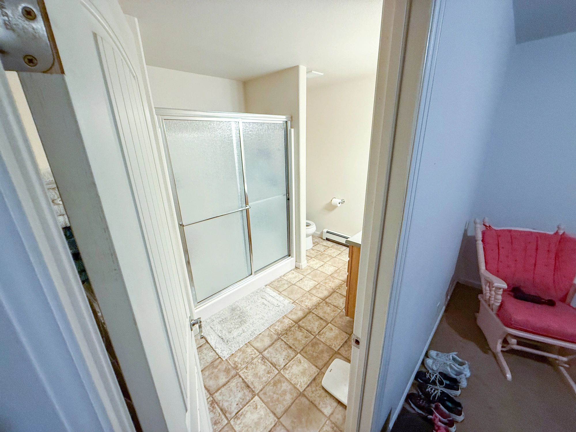 Bathroom with tiled shower enclosure